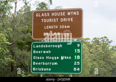 Ein Straßenschild, Glass House Mountains Tourist Drive in der Sunshine Coast Hinterland, Queensland, Australien Stockfoto