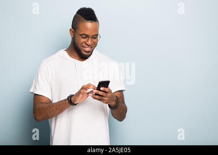 Happy biracial Mann surfen unbegrenzt Wireless Internet auf dem Smartphone Stockfoto