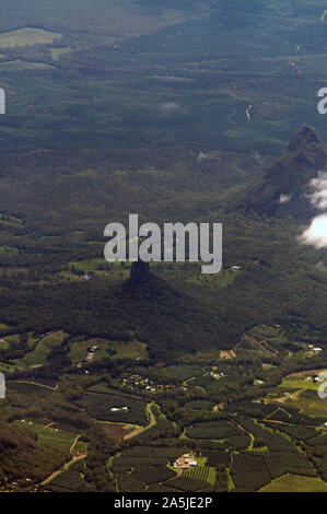 Der Blick auf den Mount Coonowrin (Crookneck) und Mount Beerwah in der Glasshouse Mountains an der Sunshine Coast in Queensland, Australien Stockfoto