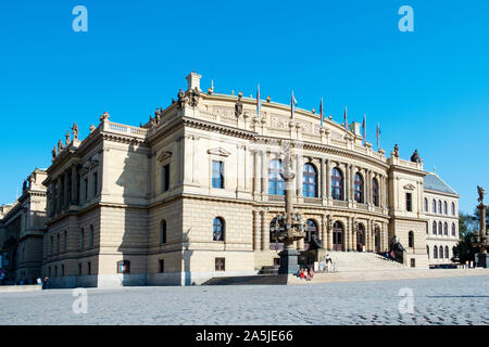 Prag, tschechische Republik - 14. OKTOBER 2018: Ein Blick auf die Fassade des Gebäudes im Rudolfinum Prag, Tschechische Republik, Sitz der Tschechischen Philharmonie O Stockfoto