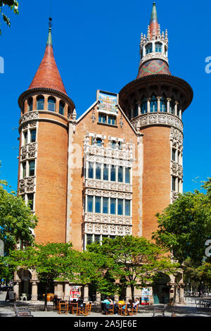 BARCELONA, SPANIEN - 12. MAI 2019: Eine Ansicht von Casa de les Punxes oder Casa Terradas, der berühmten modernistischen Gebäude, entworfen von Josep Puig i Cadafalch, bei t Stockfoto