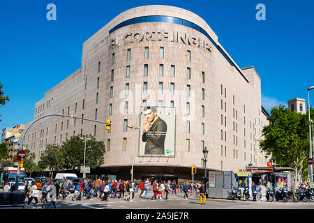 BARCELONA, SPANIEN - 22. MAI 2019: Blick auf die Hauptfassade des El Corte Ingles, einer der wichtigsten Kaufhäuser in Spanien, an den populären Pl Stockfoto