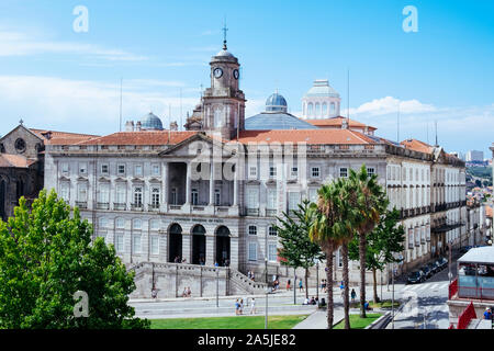 PORTO, PORTUGAL - 27. AUGUST 2018: Blick auf die Hauptfassade des Palacio da Bolsa, der Börse Palast, in der Infante Dom Henrique Square, i Stockfoto