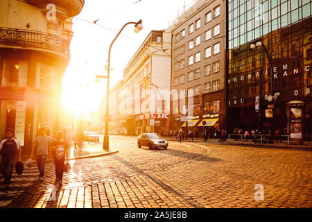 Prag, tschechische Republik - Oktober 13, 2018: Ein Blick auf die Narodni Avenue, einer der wichtigsten Straßen in Prag, Tschechische Republik, bei Sonnenuntergang Stockfoto