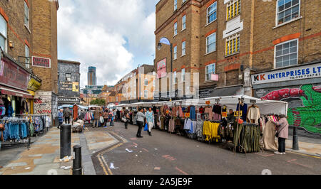 LONDON SPITALFIELDS PETTICOAT LANE STREET MARKET FÜR KLEIDUNG Stockfoto