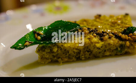 Dhokla ist ein vegetarisches Essen los, dass aus dem indischen Bundesstaat Gujarat verursacht wird. Es ist mit einem fermentierten Teig von Reis gemacht und Split chic Stockfoto