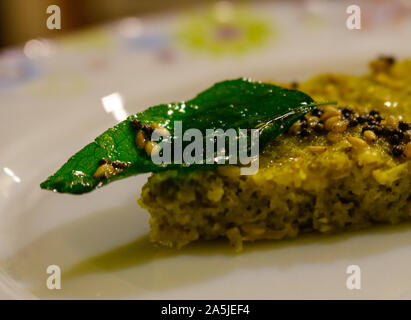 Dhokla ist ein vegetarisches Essen los, dass aus dem indischen Bundesstaat Gujarat verursacht wird. Es ist mit einem fermentierten Teig von Reis gemacht und Split chic Stockfoto