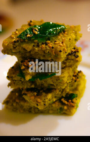 Dhokla ist ein vegetarisches Essen los, dass aus dem indischen Bundesstaat Gujarat verursacht wird. Es ist mit einem fermentierten Teig von Reis gemacht und Split chic Stockfoto