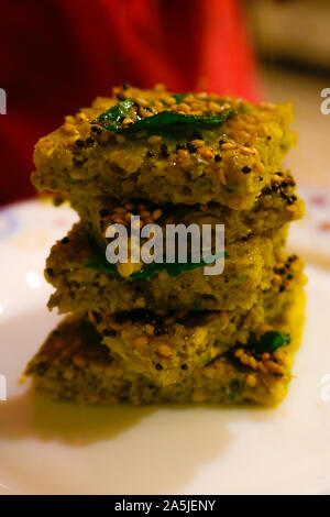 Dhokla ist ein vegetarisches Essen los, dass aus dem indischen Bundesstaat Gujarat verursacht wird. Es ist mit einem fermentierten Teig von Reis gemacht und Split chic Stockfoto