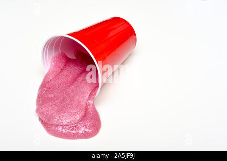 Kinder Schleim zu Hause spaß Experiment machte eine childs Spielzeug von Schleim und goo zu machen Stockfoto