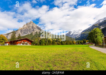 Chalet in Kandersteg Dorf, Kanton Bern, Schweiz, Europa, Herbst bunte Bäume und Berggipfel panorama Stockfoto