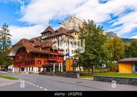 Kandersteg, Schweiz - 17. Oktober 2019: Street View mit bunten Holzhäusern in Schweizer Dorf, Kanton Bern, Europa und Berge Panorama Stockfoto