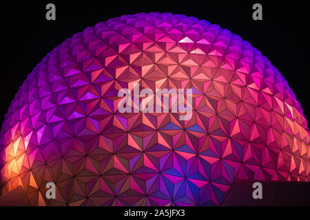 Orlando, Florida. Oktober 10, 2019. Bunte illluminated Sphäre auf Nacht backgrond in Epcot Stockfoto
