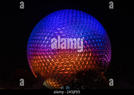 Orlando, Florida. Oktober 10, 2019. Bunte illluminated Sphäre auf Nacht backgrond in Epcot Stockfoto