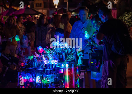 Orlando, Florida. Oktober 10, 2019. Frau Verkauf beleuchtet Disney Spielzeug in Epcot Stockfoto