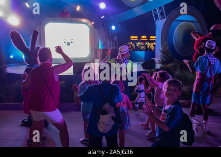 Orlando, Florida. Oktober 10, 2019. Dance Party mit Zootopia Zeichen, Kinder und Eltern in Epcot Stockfoto
