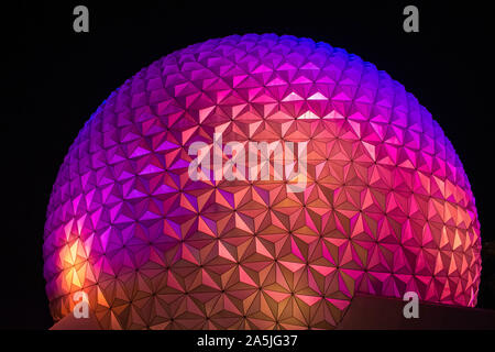 Orlando, Florida. Oktober 10, 2019. Bunte illluminated Sphäre auf Nacht backgrond in Epcot Stockfoto