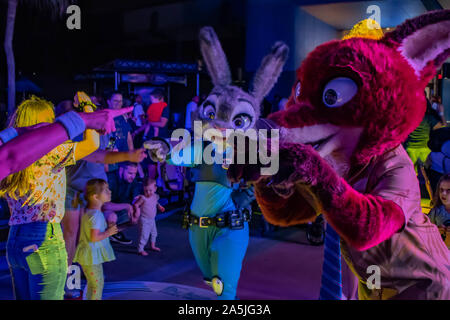 Orlando, Florida. Oktober 10, 2019. Dance Party mit Zootopia Zeichen, Kinder und Eltern in Epcot Stockfoto