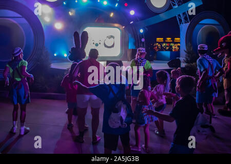 Orlando, Florida. Oktober 10, 2019. Dance Party mit Zootopia Zeichen, Kinder und Eltern in Epcot Stockfoto