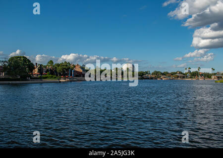 Orlando, Florida. Oktober 10, 2019. Panoramablick von Kanada Pavillion und Epcot Sphäre in den Walt Disney World. Stockfoto