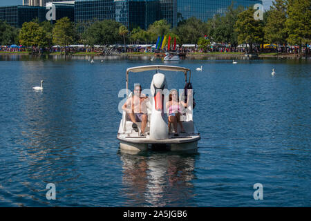 Orlando, Florida. Oktober 12, 2019. Nettes Paar beim Swan Boot am Lake Eola Park Stockfoto