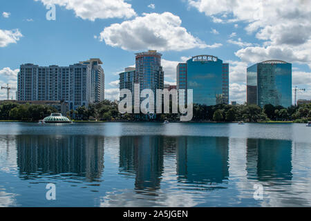 Orlando, Florida. Oktober 12, 2019. Panoramablick auf Gebäude in Lake Eola Park Stockfoto