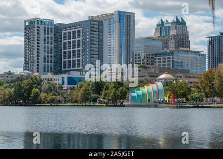 Orlando, Florida. Oktober 12, 2019. Panoramablick von Gebäuden und Walt Disney Amphitheater am Lake Eola Park Stockfoto