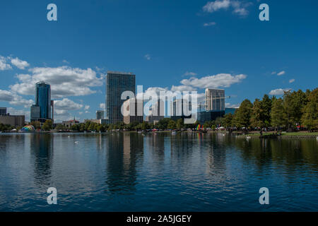 Orlando, Florida. Oktober 12, 2019. Panoramablick auf Gebäude im Hafen von Lake Eola Park in der Innenstadt Stockfoto