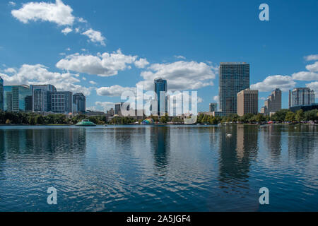 Orlando, Florida. Oktober 12, 2019. Panoramablick auf Gebäude im Hafen von Lake Eola Park in der Innenstadt Stockfoto