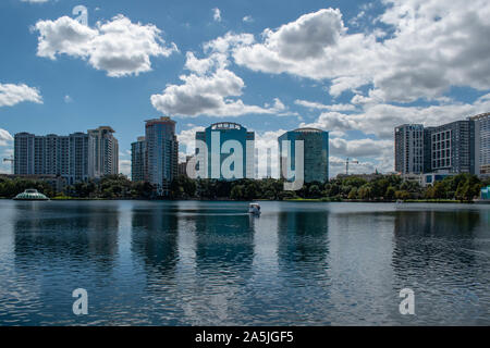 Orlando, Florida. Oktober 12, 2019. Panoramablick auf Gebäude in Lake Eola Park Stockfoto