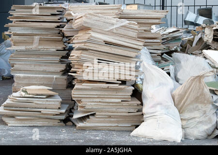 Bauschutt in Weiß Beutel vorbereitet für die Abfallbeseitigung in einer Deponie. Beseitigung der Trümmer. Haufen Müll. Stockfoto