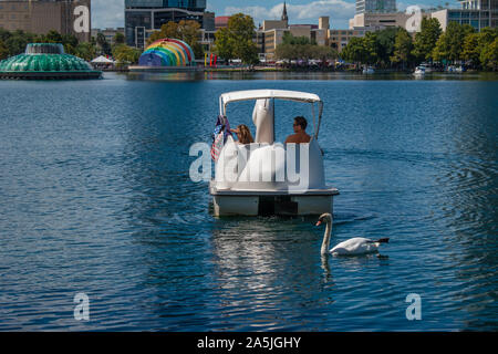 Orlando, Florida. Oktober 12, 2019. Swan Boote und Swan Lake Eola Park in der Innenstadt Stockfoto