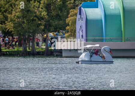 Orlando, Florida. Oktober 12, 2019. Teilweise mit Blick auf die Walt Disney Amphitheater und Schwan Boot auf See Eola Park Stockfoto