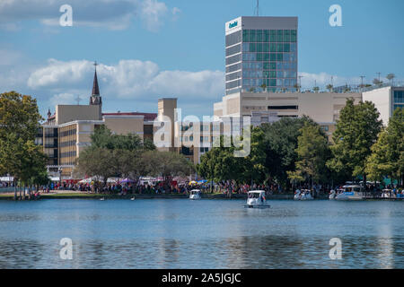 Orlando, Florida. Oktober 12, 2019. Teilweise mit Blick auf die Gay Parade am Lake Eola Park in der Innenstadt Stockfoto