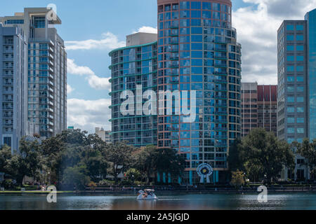 Orlando, Florida. Oktober 12, 2019. Teilweise mit Blick auf die bunten builidngs und Swan Boot in der Innenstadt 11. Stockfoto