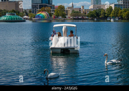 Orlando, Florida. Oktober 12, 2019. Swan Boote und Swan Lake Eola Park in der Innenstadt Stockfoto