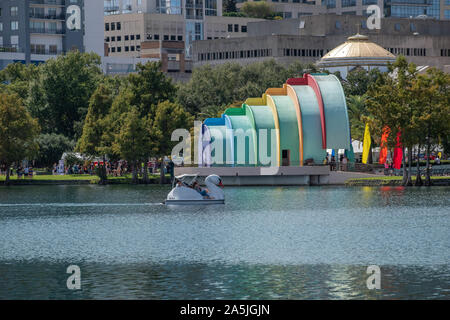 Orlando, Florida. Oktober 12, 2019. Panoramablick von Walt Disney Amphitheater am Lake Eola Park in der Innenstadt Stockfoto