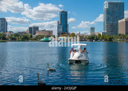 Orlando, Florida. Oktober 12, 2019. Swan Boote und Swan Lake Eola Park in der Innenstadt Stockfoto
