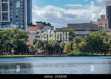 Orlando, Florida. Oktober 12, 2019. Menschen zu Fuß rund um Lake Eola Park in Downtown Area 47 Stockfoto