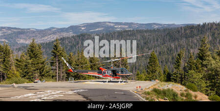 YOSEMITE NATIONAL PARK, USA - 13. SEPTEMBER 2019: resuce Hubschrauber auf dem Hubschrauberlandeplatz am Kran Flachbild Feuer Ausblick im Yosemite Park, Kalifornien. Stockfoto