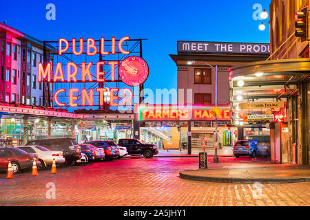 SEATTLE; WASHINGTON - Juli 2, 2018: Pike Place Markt in der Nacht. Die beliebten Reiseziel eröffnete im Jahre 1907 und ist eine der ältesten ununterbrochen o Stockfoto