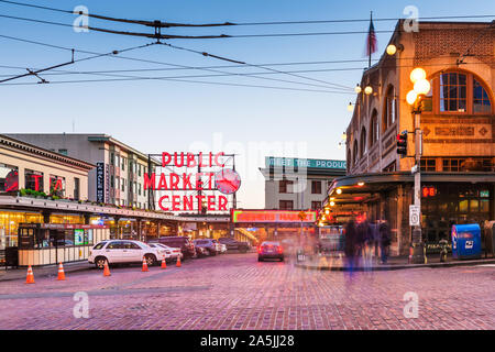 SEATTLE; WASHINGTON - Juli 2, 2018: Pike Place Markt in der Nacht. Die beliebten Reiseziel eröffnete im Jahre 1907 und ist eine der ältesten ununterbrochen o Stockfoto