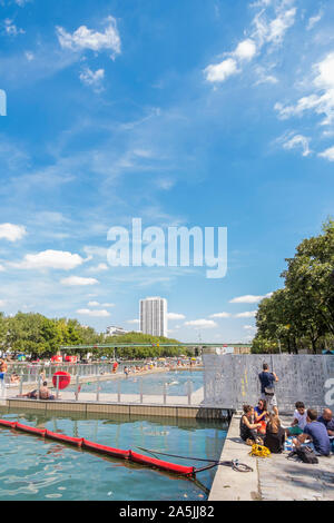 Gruppe von Freunden entspannen an den Ufern des Canal während Paris Plages Stockfoto