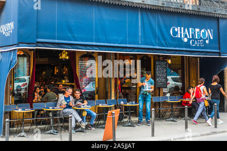 Street Scene vor charbon Cafe Stockfoto