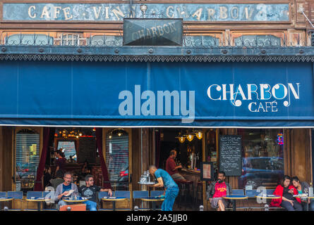 Street Scene vor charbon Cafe Stockfoto