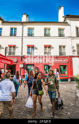 Street Scene vor Cafe Restaurant Le Consulat, Montmartre Stockfoto