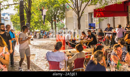 Tight-rope Walker, vor Sidewalk Cafe chez plumeau Stockfoto