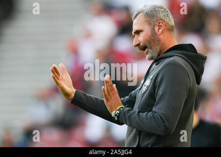 20. Oktober 2019, Baden-Wuerttemberg, Stuttgart: Fussball: 2. Fussballbundesliga, 10. Spieltag VfB Stuttgart - Holstein Kiel, Mercedes-Benz Arena. Trainer Tim Walter vom VfB Stuttgart gestikuliert Foto: Tom Weller/dpa - WICHTIGER HINWEIS: In Übereinstimmung mit den Anforderungen der DFL Deutsche Fußball Liga oder der DFB Deutscher Fußball-Bund ist es untersagt, zu verwenden oder verwendet Fotos im Stadion und/oder das Spiel in Form von Bildern und/oder Videos - wie Foto Sequenzen getroffen haben. Stockfoto