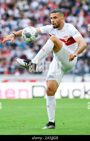 20. Oktober 2019, Baden-Wuerttemberg, Stuttgart: Fussball: 2. Fussballbundesliga, 10. Spieltag VfB Stuttgart - Holstein Kiel, Mercedes-Benz Arena. Emiliano Insua vom VfB Stuttgart in Aktion Foto: Tom Weller/dpa - WICHTIGER HINWEIS: In Übereinstimmung mit den Anforderungen der DFL Deutsche Fußball Liga oder der DFB Deutscher Fußball-Bund ist es untersagt, zu verwenden oder verwendet Fotos im Stadion und/oder das Spiel in Form von Bildern und/oder Videos - wie Foto Sequenzen getroffen haben. Stockfoto