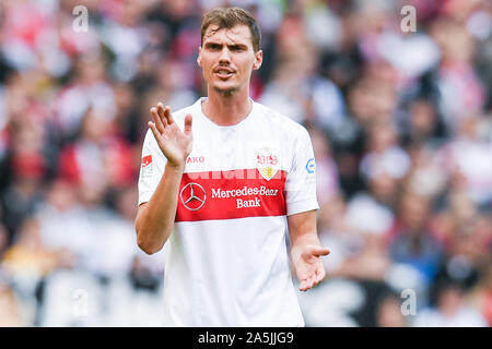 20. Oktober 2019, Baden-Wuerttemberg, Stuttgart: Fussball: 2. Fussballbundesliga, 10. Spieltag VfB Stuttgart - Holstein Kiel, Mercedes-Benz Arena. Pascal Stenzel vom VfB Stuttgart gestikulierte Foto: Tom Weller/dpa - WICHTIGER HINWEIS: In Übereinstimmung mit den Anforderungen der DFL Deutsche Fußball Liga oder der DFB Deutscher Fußball-Bund ist es untersagt, zu verwenden oder verwendet Fotos im Stadion und/oder das Spiel in Form von Bildern und/oder Videos - wie Foto Sequenzen getroffen haben. Stockfoto